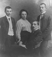 Emmy Noether mit ihren Brüdern um 1914